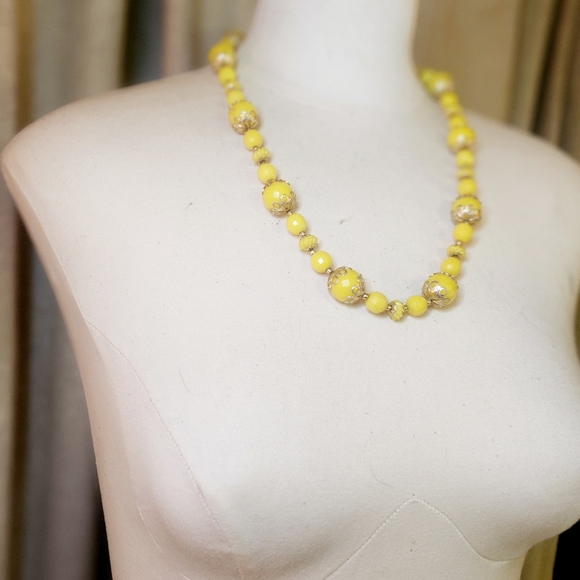 🎀 5 for $30 🎀 Vintage Hong Kong Elegant Yellow Beaded Necklace - Picture 1 of 5